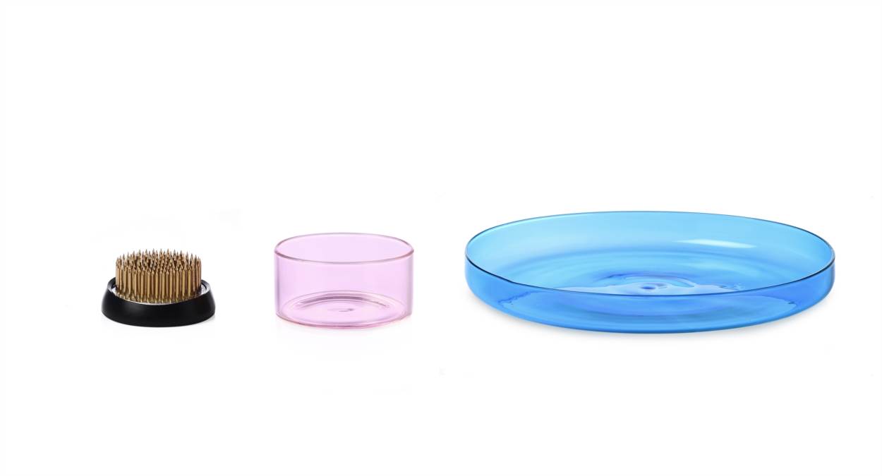 Set light pink tray 6,5cm + light blue tray 17,5cm + brass flower frog 5cm
