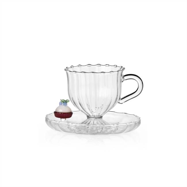 Tazza tè con piattino torta ai mirtilli